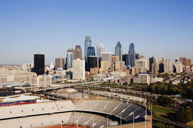 Estádio de esportes e arranha-céus no centro da Filadélfia, EUA — Fotografia de Stock