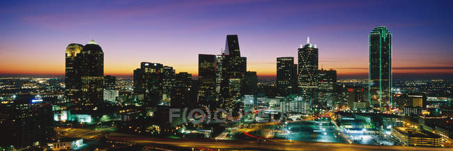 Skyline Wolkenkratzer in der Innenstadt von Dallas, USA — Stockfoto