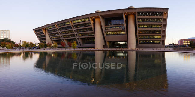 Архитектура современного здания в Далласе, Техас, США — стоковое фото