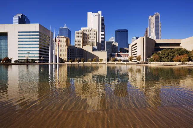 Stadtbild am Wasser mit Wolkenkratzern in Dallas, USA — Stockfoto