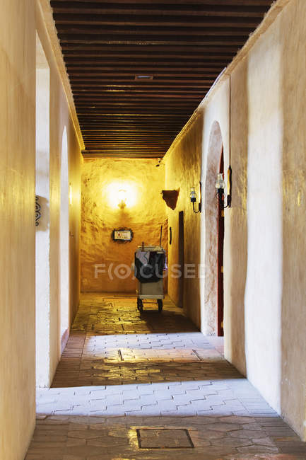 Carrello di pulizia nel corridoio dell'hotel in Chiapas, Messico — Foto stock