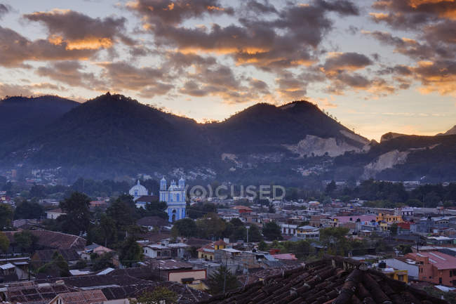 Skyline da cidade de San Cristobal sob o céu dramático ao nascer do sol, México — Fotografia de Stock