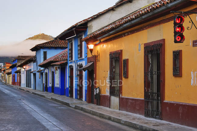 Барвисті вуличні будинки на світанку в Сан-Крістобаль-де-Лас-Касас, Мексика — стокове фото