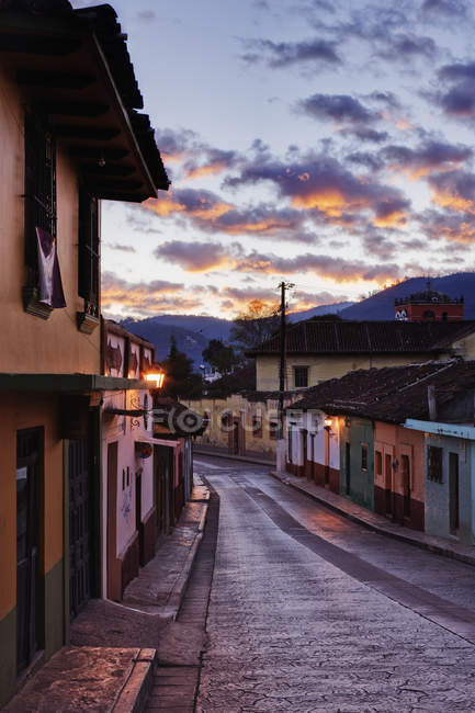 Strada vuota all'alba a San Cristobal de las Casas, Messico — Foto stock