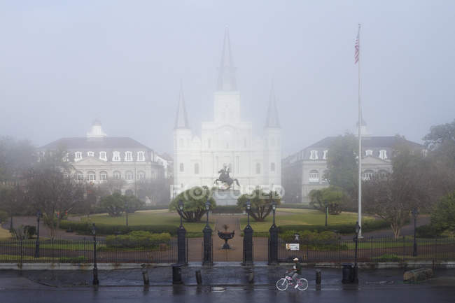 Catholic cathedral and gated yard, New Orleans, Louisiana, USA — Stock Photo