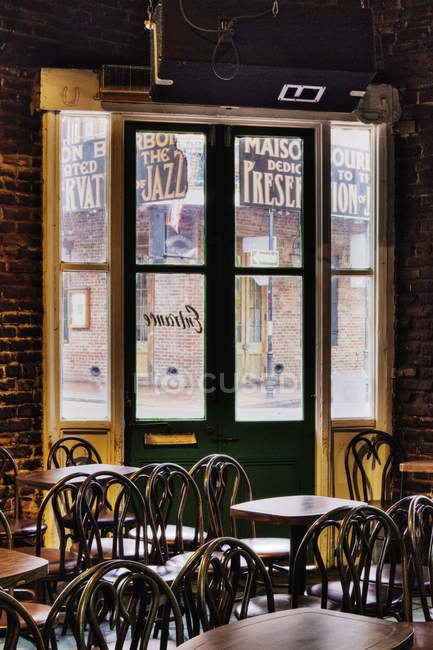 Tavoli e sedie nel museo delle osterie vintage, New Orleans, Louisiana, Stati Uniti d'America — Foto stock