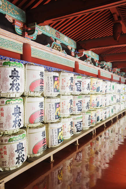 Barils de saké exposés à Nikko, Japon — Photo de stock