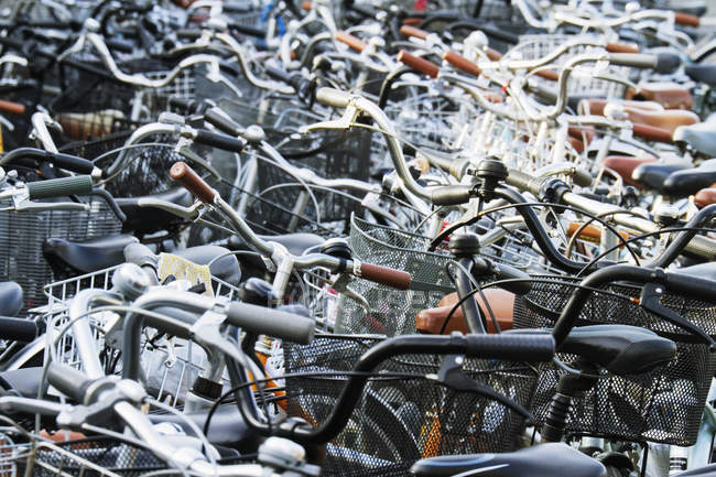 Masse an abgestellten Fahrrädern in Kurashiki, Japan — Stockfoto