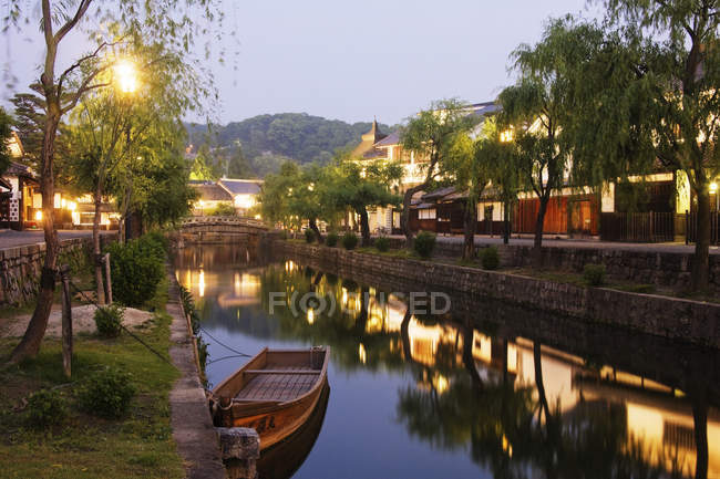 Japanische Kanallandschaft in der Abenddämmerung in Kurashiki, Japan — Stockfoto