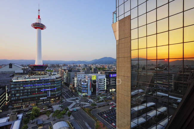 Innenstadt von Kyoto bei Sonnenuntergang mit Wolkenkratzern, Japan — Stockfoto
