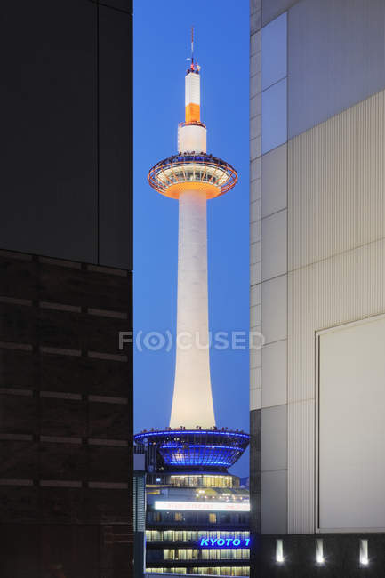Tower and skyscrapers at dusk in downtown of Kyoto, Japan — Stock Photo