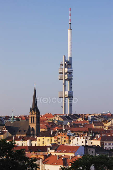 Tour de communication au-dessus du vieux paysage urbain et des toits rouges à Prague, République tchèque — Photo de stock