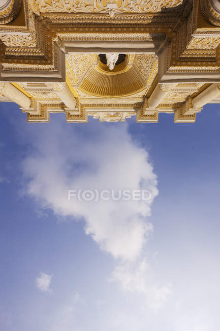 Tiefansicht des Kirchengebäudes vor blauem Himmel mit Wolken, Antigua, Guatemala — Stockfoto