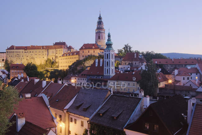 Ciudad skyline con castillo y casas residenciales a la antigua al atardecer en Cesky Krumlov, República Checa - foto de stock