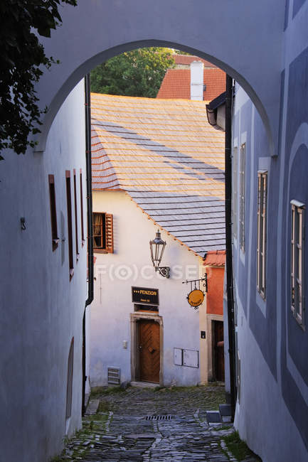 Allée et arche à travers le vieux village, Cesky Krumlov, République tchèque — Photo de stock