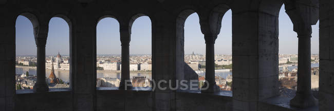 Міський пейзаж Будапешта через кам'яні арки, Угорщина — стокове фото