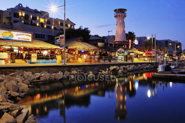 Stadt am Wasser mit beleuchteten Gebäuden und hellen Schildern in baja california, Mexico — Stockfoto