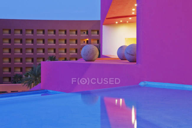 Moderne bunte architektur mit dekoration im resort in baja california, mexiko — Stockfoto
