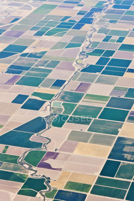 Patrón de campos de patchwork en California, EE.UU. - foto de stock