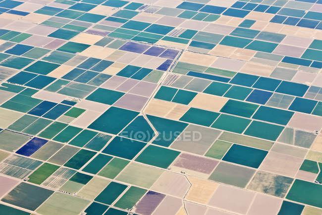 Patrón de campos de patchwork en California, EE.UU. - foto de stock