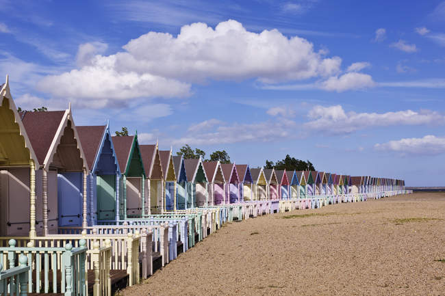 Rangée de cabanes de plage colorées en Angleterre, Grande-Bretagne, Europe — Photo de stock