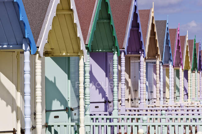 Fila de coloridas cabañas de playa en Inglaterra, Gran Bretaña, Europa - foto de stock