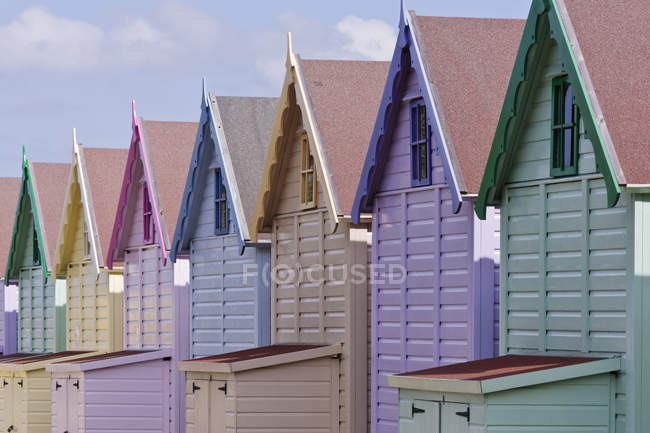 Reihe farbenfroher Strandhütten in England, Großbritannien, Europa — Stockfoto