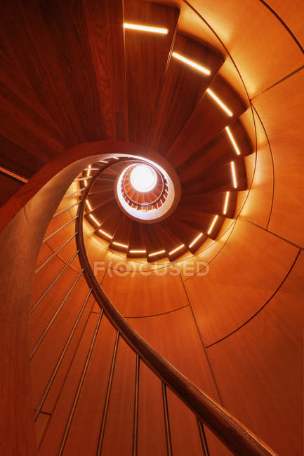 Спиральная лестница в доме в Далласе, Техас, США — стоковое фото