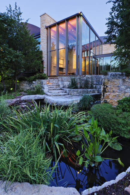 Luxury home garden and pond in Dallas, Texas, USA — Stock Photo