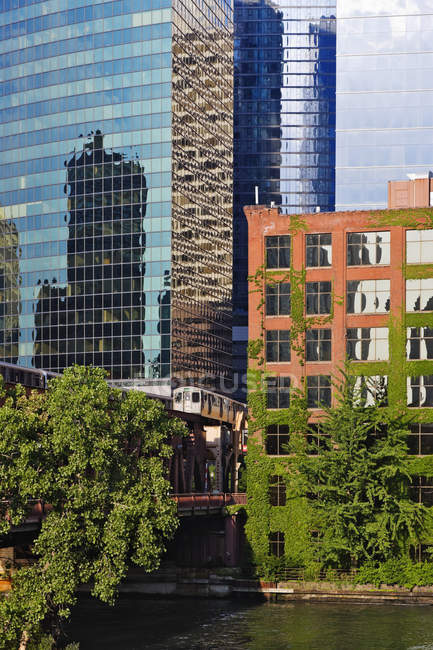 Офисные здания вдоль реки Чикаго, Чикаго, Иллинойс, США — стоковое фото