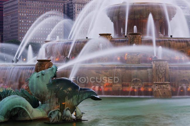 Buckingham fountain at dusk, Chicago, Illinois, USA — Stock Photo