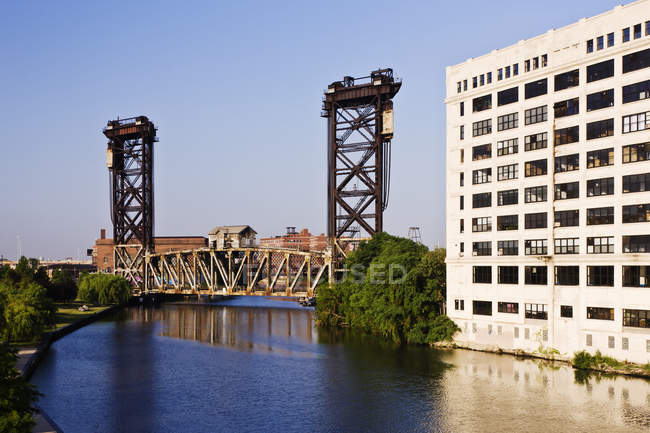 Kanalstraße und Eisenbahnbrücke über den Fluss Chicago, Chicago, USA — Stockfoto