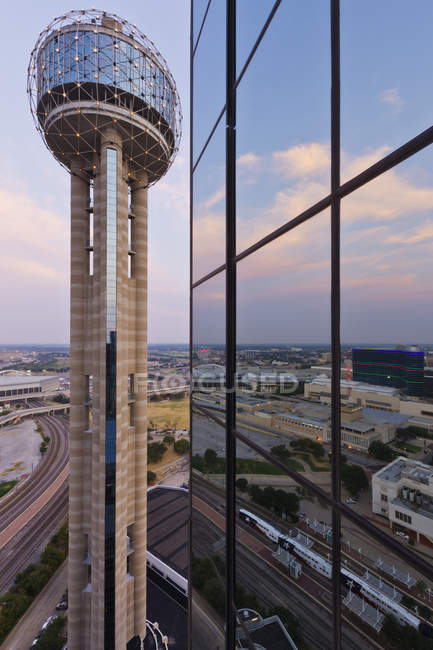 Torre da Reunião e arranha-céus no centro de Dallas, EUA — Fotografia de Stock