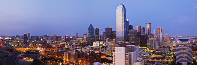 Centro da cidade ao entardecer em Dallas, Texas, EUA — Fotografia de Stock