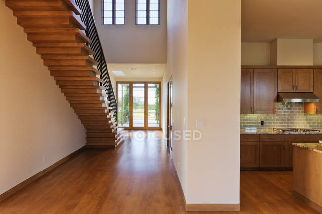 Corredor espaçoso mostrando escadaria e cozinha moderna em Dallas, Texas, EUA — Fotografia de Stock