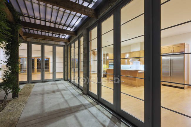 Moderna cocina casera vista a través de puertas de vidrio en Dallas, Texas, EE.UU. - foto de stock