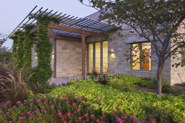 Energieeffizientes Haus außen in Dallas, Texas, Vereinigte Staaten — Stockfoto