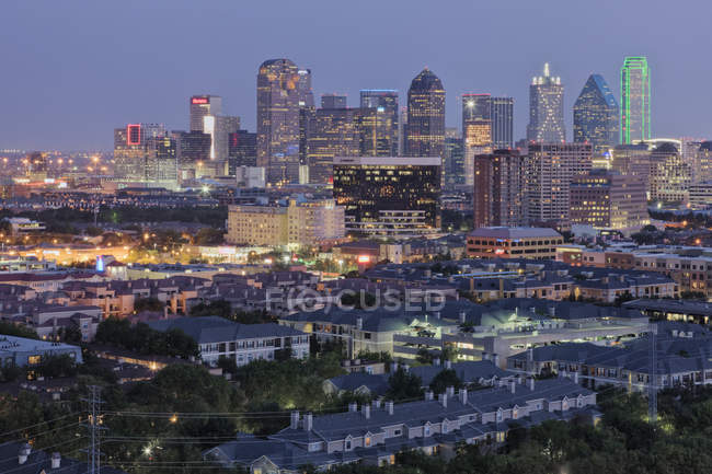 Dallas bairro em iluminação noturna, EUA — Fotografia de Stock