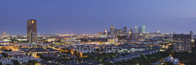 Dallas bairro em luzes noturnas, arranha-céus no centro da cidade, EUA — Fotografia de Stock