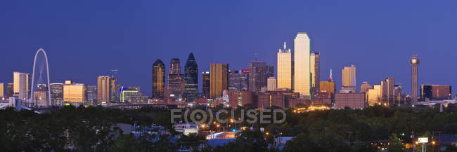 Centro de Dallas com arranha-céus ao pôr-do-sol, EUA — Fotografia de Stock