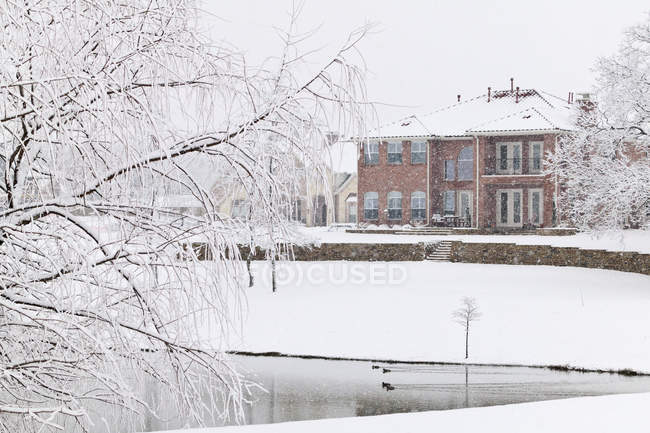 Grande casa in tempesta di neve a McKinney, Texas, Stati Uniti d'America — Foto stock