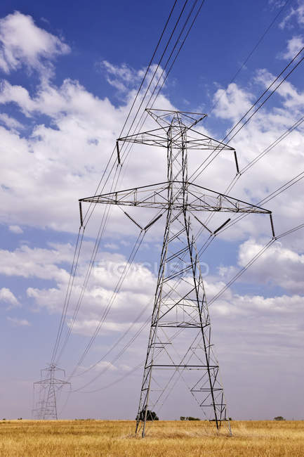 Pylône électrique sur les plaines de pays sous les nuages au Texas, États-Unis — Photo de stock