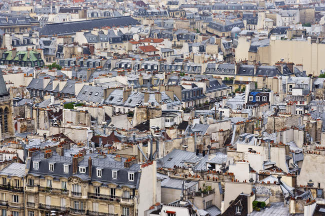 Telhados de Paris de edifícios tradicionais, França, Europa — Fotografia de Stock
