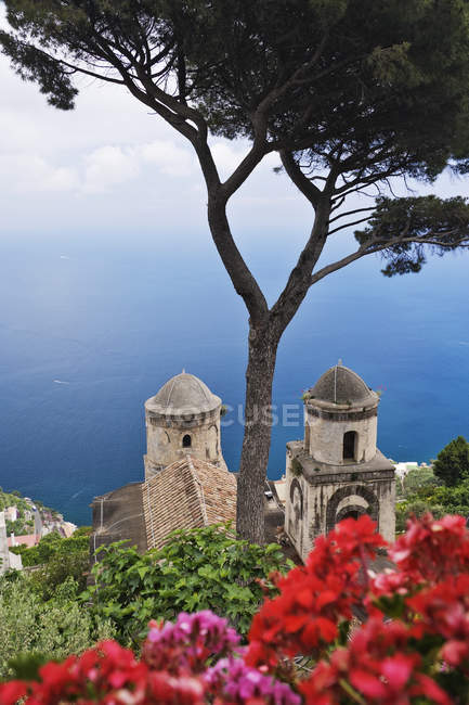 Vista do jardim Villa Rufolo na água do mar na Itália, Europa — Fotografia de Stock