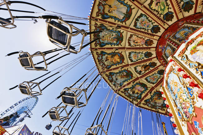 Низький кут огляду ланцюга гойдалки їзди проти синього неба в ярмарок парк в Далласі, штат Техас, США — стокове фото