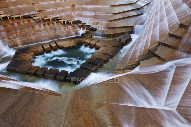 Jardín acuático con escalones de madera en Fort Worth, Texas, Estados Unidos - foto de stock
