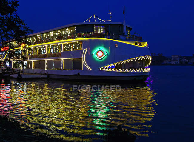 Barco decorado por la noche, Ho Chi Minh City, Vietnam - foto de stock