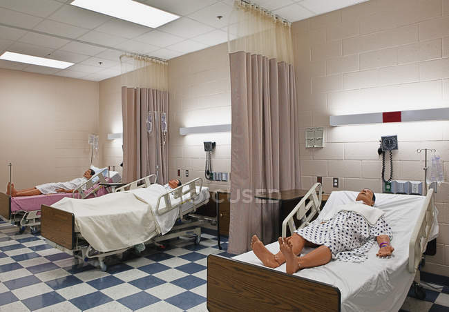 Pazienti fittizi sdraiati in letti ospedalieri, Bradenton, Florida, USA — Foto stock
