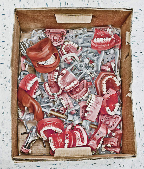 Scatola di attrezzature dentali e protesi dentarie, vista ad alto angolo — Foto stock