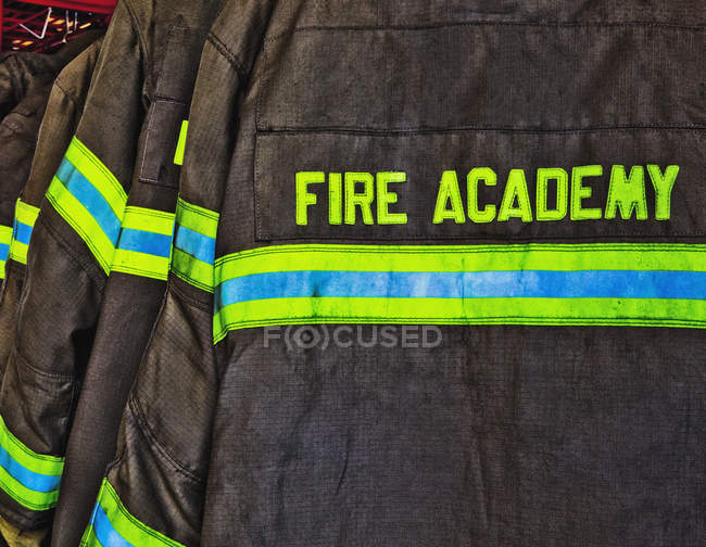 Giacche da pompiere nella struttura di addestramento al fuoco — Foto stock